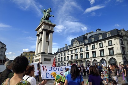 France, Puy de Dome, Clermont Ferrand, Place de Jaude, a major place for demonstrations in the city and the statue of Vercingétorix by sculptor Bartholdi, demonstration in solidarity with the homeless