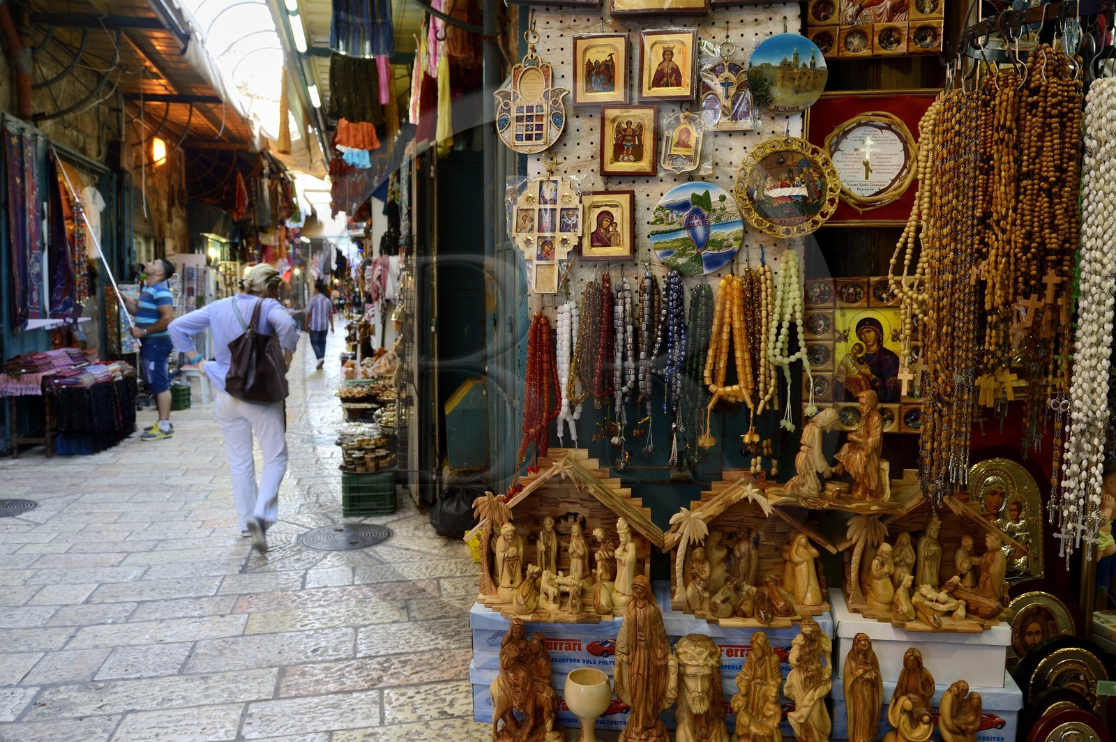 Israel, Jérusalem, ville sainte, vieille-ville classée Patrimoine Mondial de l'UNESCO, quartier chrétien, boutique de souvenirs et de produits religieux chrétien
