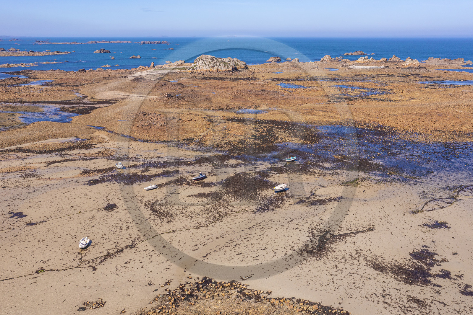France, Côtes-d'Armor (22), Côte d'Ajoncs, Plougrescant, Anse de Pors (Porz) Scaff à marée basse (vue aérienne)