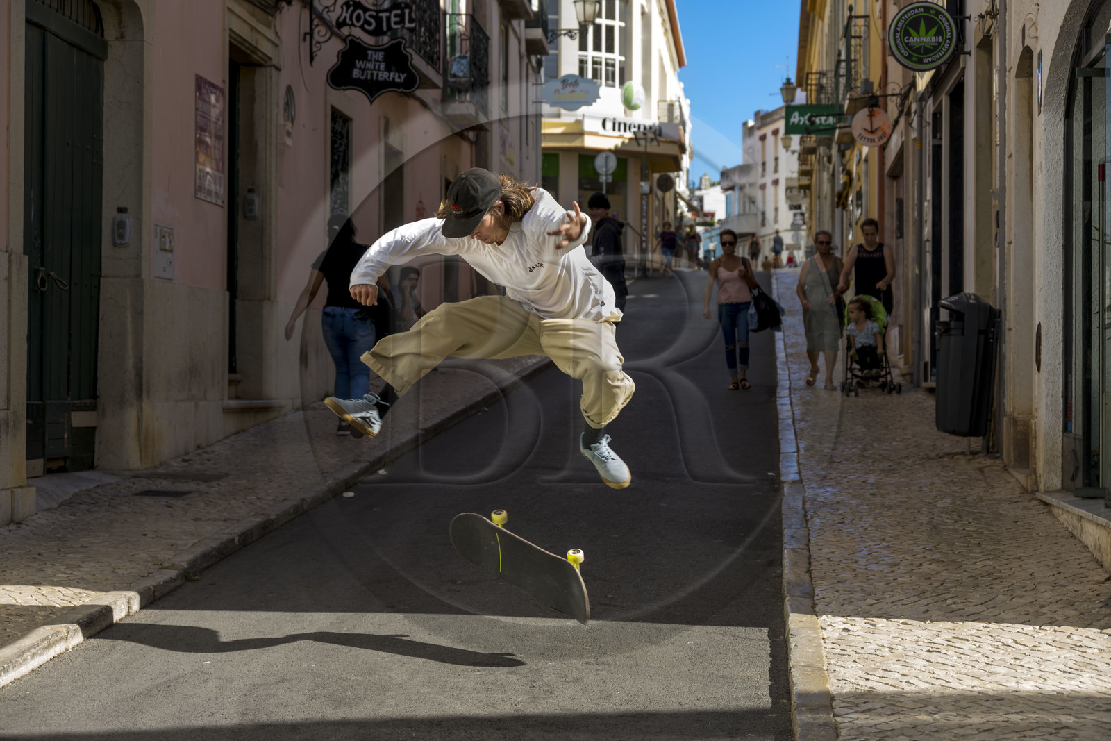 Portugal, Algarve, Lagos, skateur effectuant une figure dans la rue Candido dos Reis