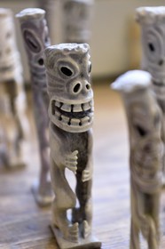 Groenland, cote ouest, baie de Baffin, Upernavik, artisan fabriquant un Tupilak (sculpture rituelle)