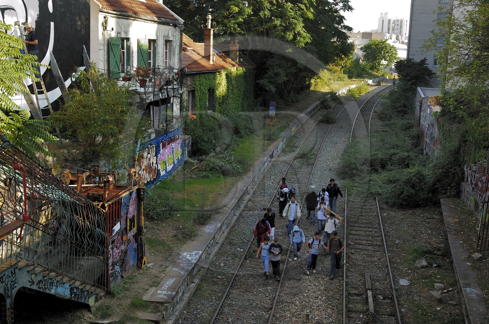 France, Paris 20ème (75), enfants sur la voie verte de l' ancien chemin de fer de la petite ceinture dans le quartier de Ménilmontant