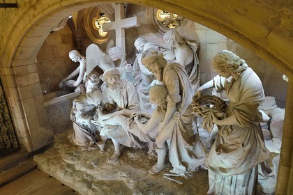 France, Meuse (55), Saint-Mihiel, église Saint-Etienne, le Sépulcre ou mise au tombeau par le sculpteur Ligier Richier (XVIème siècle), le Christ mort porté par Nicodème et Joseph d'Arimathie, avec à ses pieds Marie-Madeleine