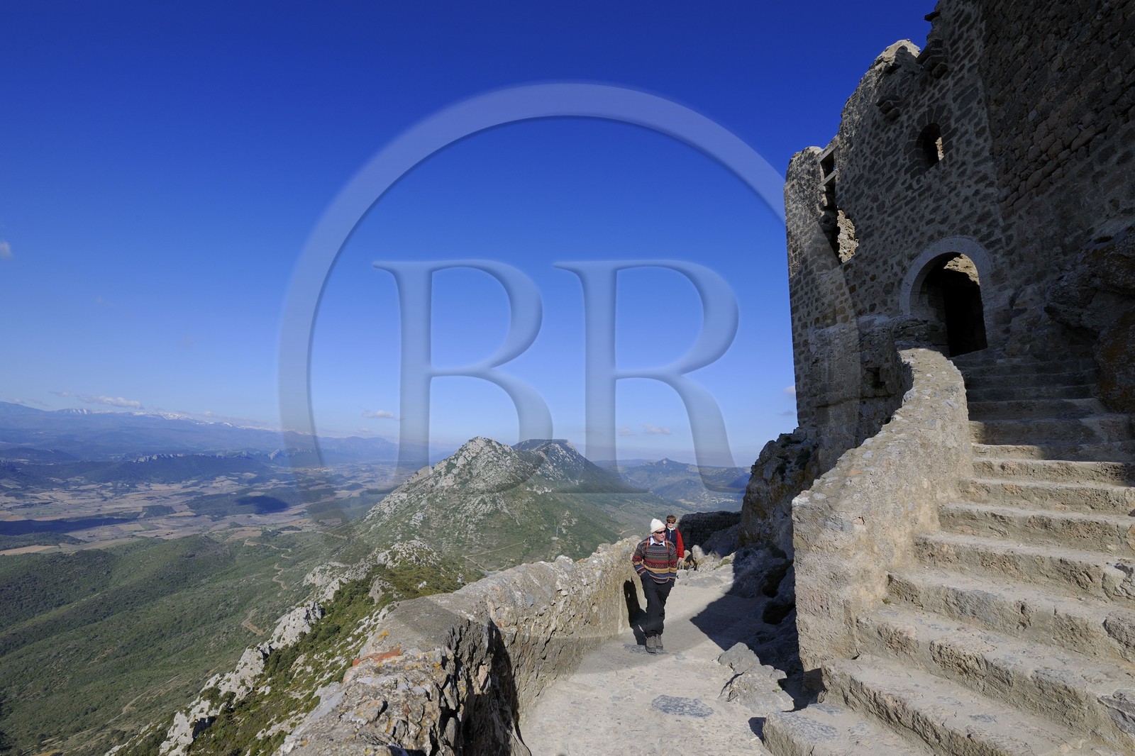 France, Aude (11), Pays Cathare, le château de Quéribus, devant la plaine de Maury et la chaine des Pyrénées