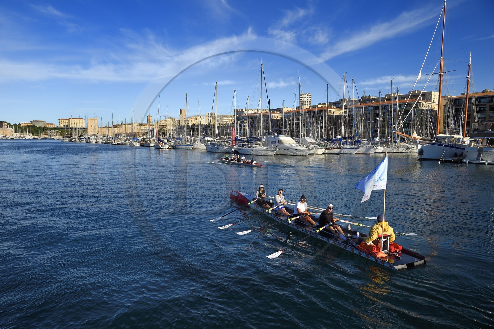 France, Bouches-du-Rhône (13), Marseille, Le Vieux Port, course d'aviron, Fort Saint Jean et palais du Pharo en arrière plan
