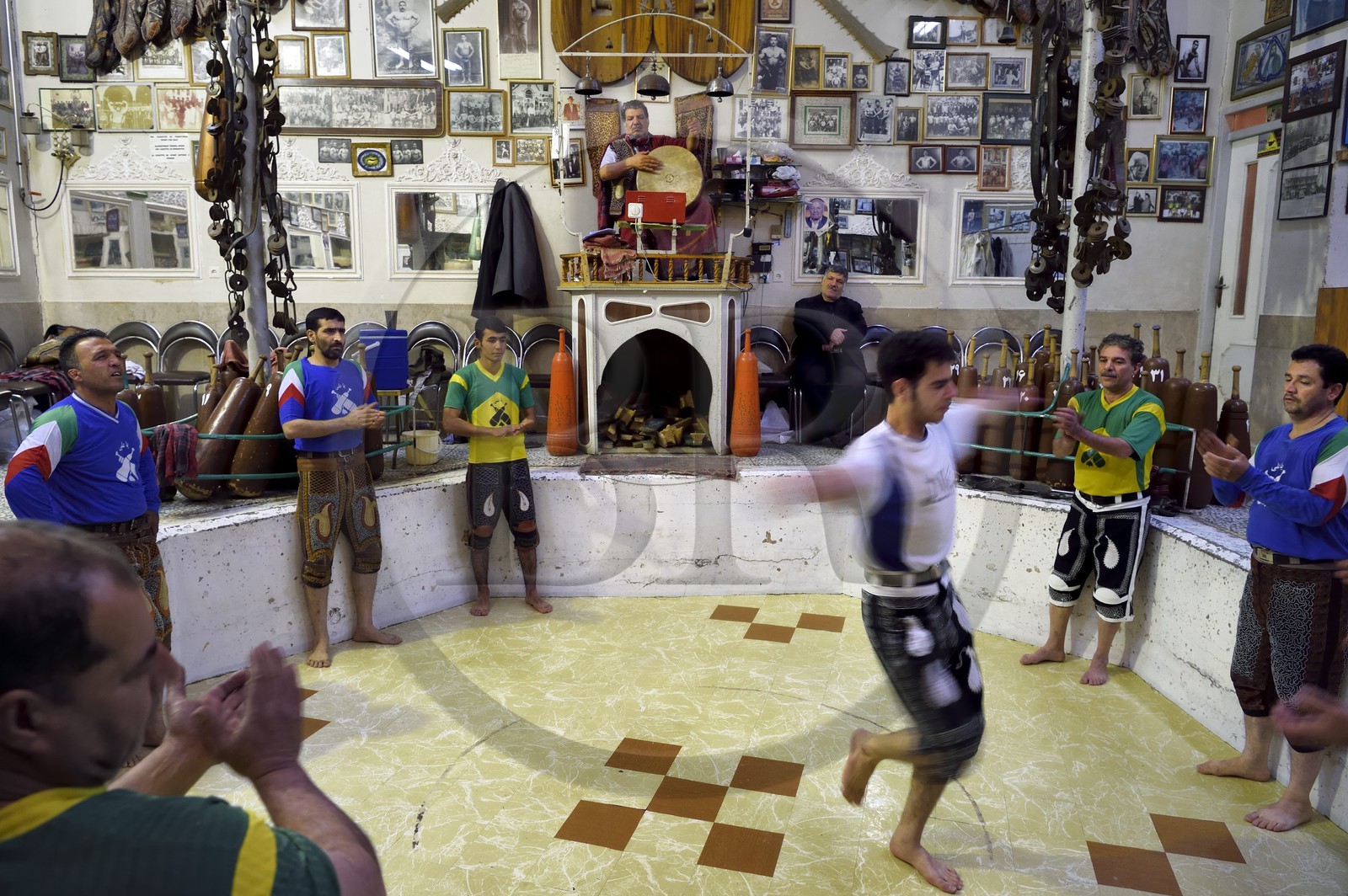 Iran, province d'Ispahan, Ispahan, maison de la force (Zurkhaneh) où est pratiqué le sport national traditionnel iranien appelé Varzesh-e Pahlavani