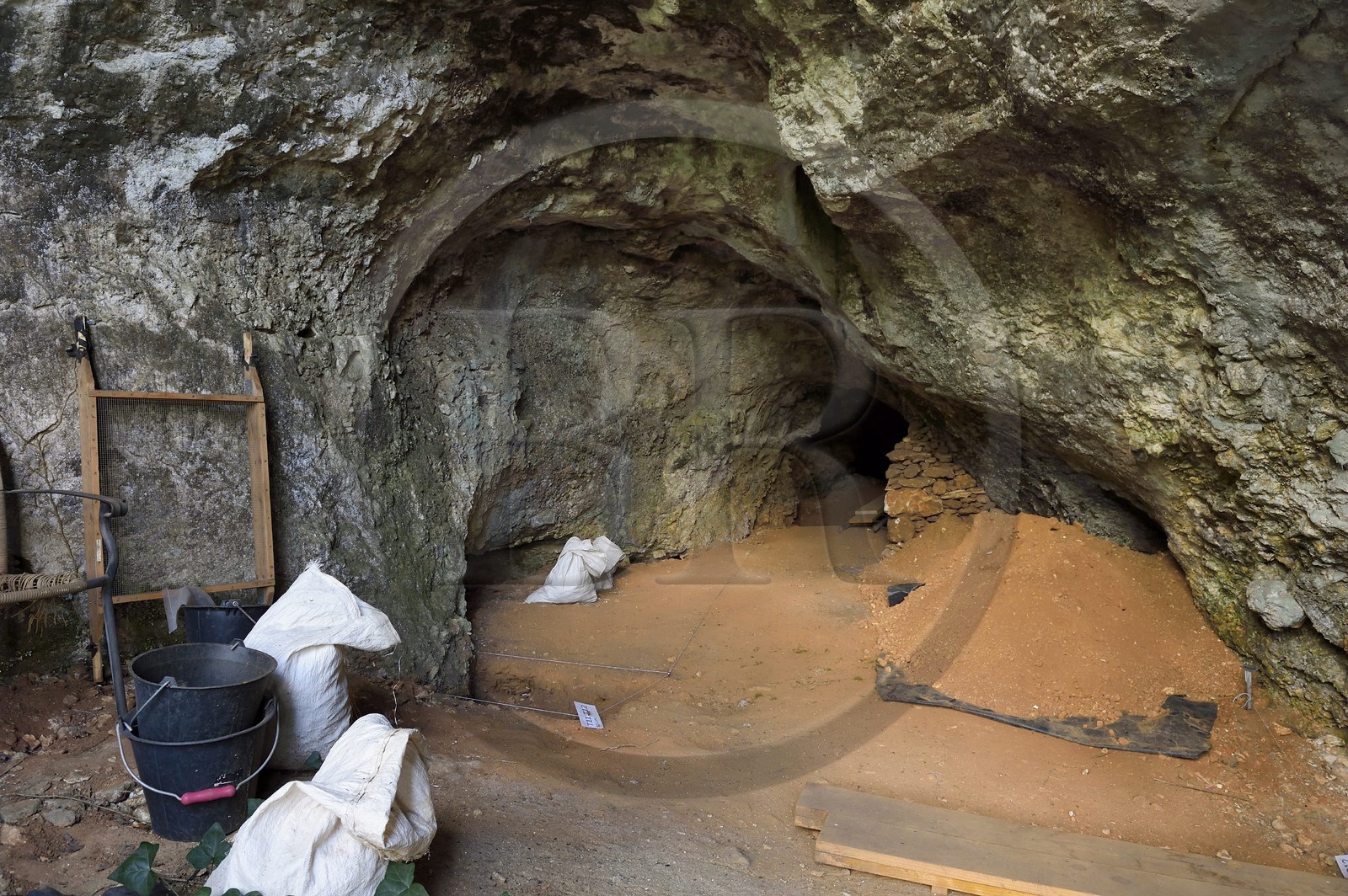 France, Dordogne (24), Périgord Noir, vallée de la Vézère, Les Eyzies-de-Tayac-Sireuil, site classé Patrimoine Mondial de l'UNESCO, abri préhistorique de la Ferrassie où a été découvert les restes de 7 Néandertaliens