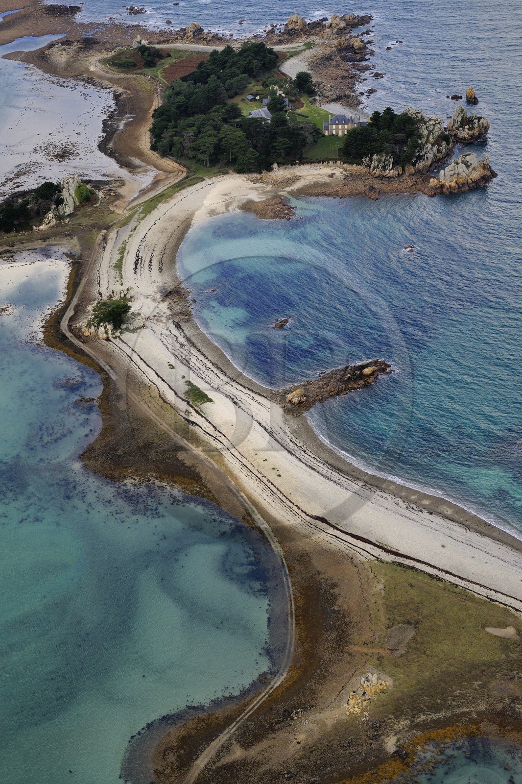 France, Côtes-d'Armor (22), Côte d'Ajoncs, Penvénan, Ile Illiec ou Ziliec, cordon de galets privé qui la relie aux îles Baëllanec et l'île Ozac'h, l'Ile fut la propriété de l'aviateur Charles Lindberg de 1934 à 1970 puis a été rachetée par la famille Heidsieck (vue aérienne)