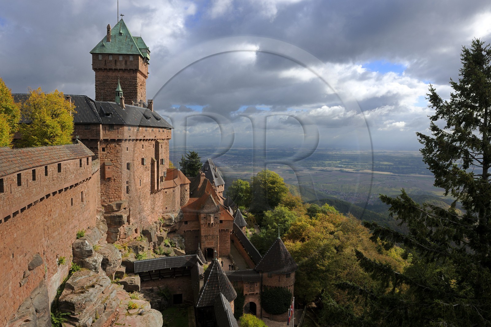 France, Bas-Rhin (67), le château du Haut-Koenigsbourg, le donjon et le logis sud vus depuis le Grand Bastion