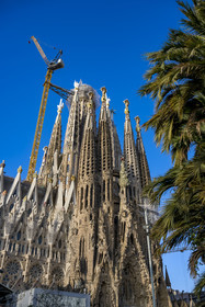 Espagne, Catalogne, Barcelone, quartier de l'Eixample, basilique de la Sagrada Familia de l'architecte du modernisme catalan Antoni Gaudi classée Patrimoine Mondial de l'UNESCO, façade de la Nativité