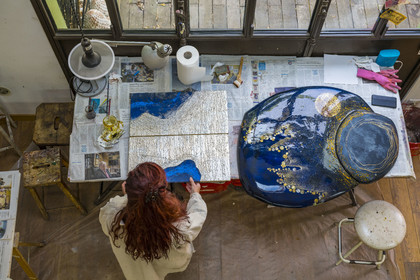 France, Hauts-de-Seine (92), Colombes, l'artiste et laqueur Isabelle Emmerique dans son atelier