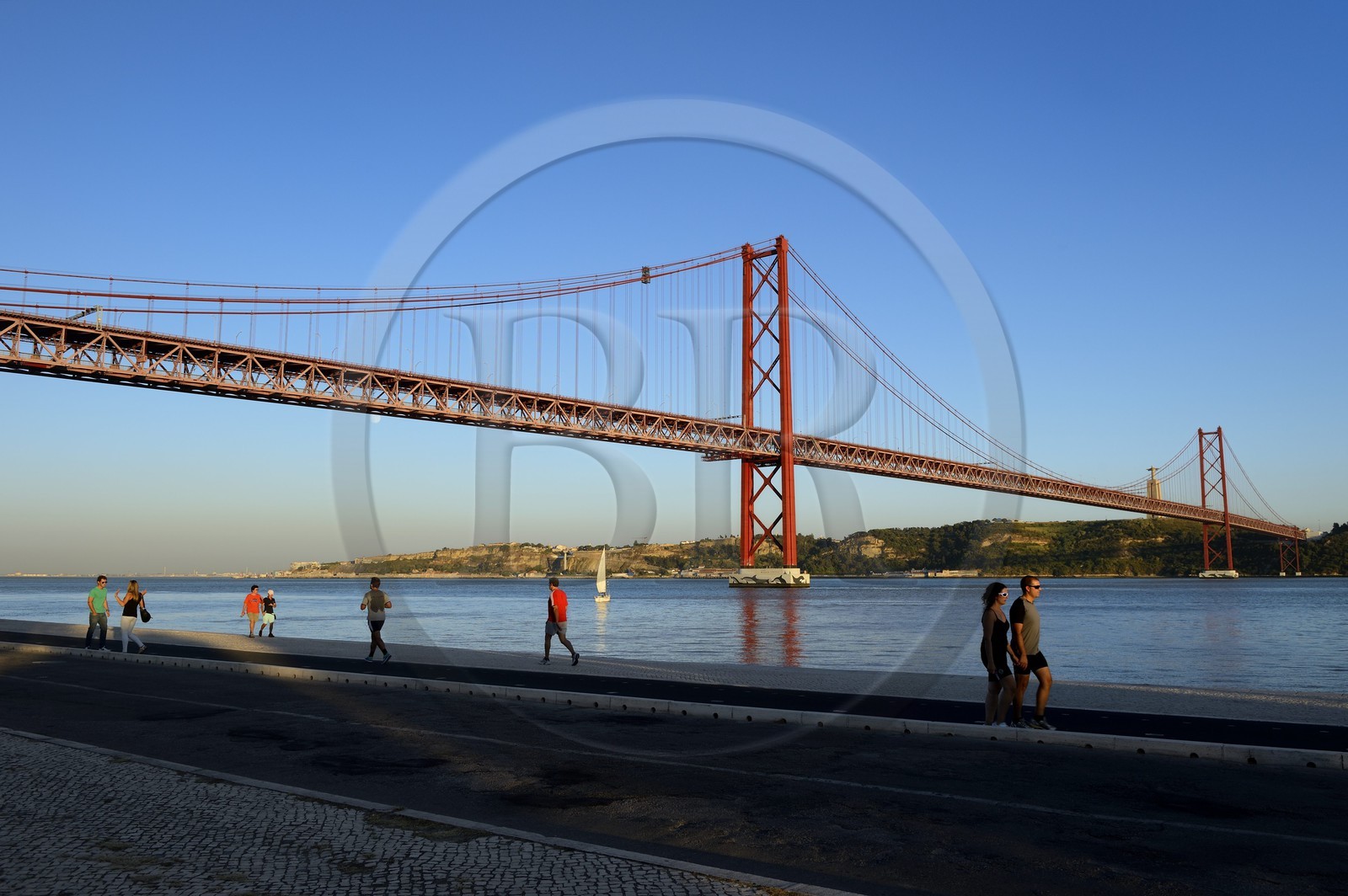 Portugal, Lisbonne, le pont du 25 de Abril sur le Tage et le  le Cristo Rei (Christ Roi) Portugal, Lisbonne, le pont du 25 de Abril sur le Tage et le  le Cristo Rei (Christ Roi)