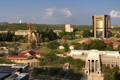 Namibie, région de Khomas, Windhoek, Christ Church (or Christuskirche), église luthérienne dessinée par l'architecte Gottlieb Redecker, le Independence Memorial Museum construit par la Corée du Nord et la Cour Suprême au premier plan