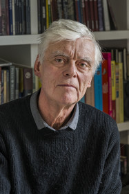 France, Paris (75), le dessinateur et auteur de bande-dessinée François Schuiten dans son atelier parisien