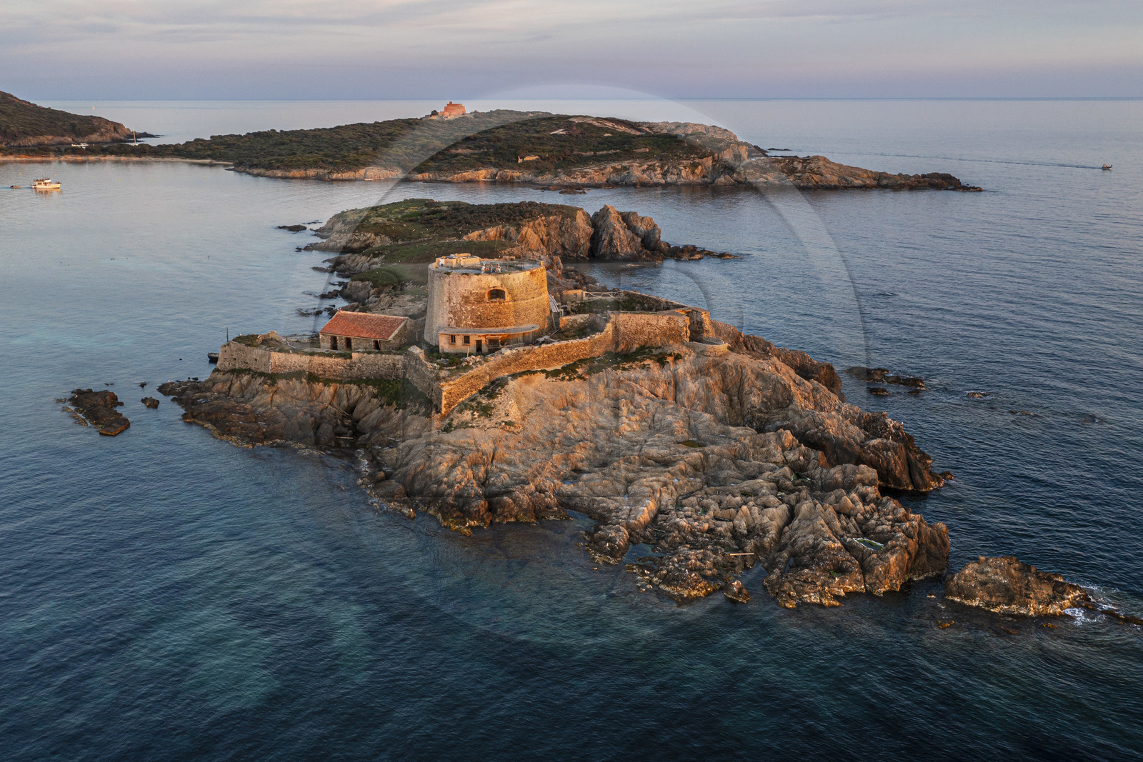 France, Var (83), Iles d'Hyères, parc national de Port Cros, Ile de Porquerolles, Fort du Petit Langoustier datant du XVIIème siècle sur son ilot et Porquerolles en arrière plan (vue aérienne)
