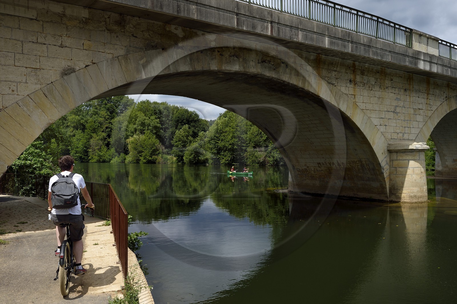 France, Dordogne (24), Périgord Blanc, Neuvic, la Véloroute Voie verte qui longe la rivière L'Isle, passage sous le pont vers Les Vaureix France, Dordogne (24), Périgord Blanc, Neuvic, la Véloroute Voie verte qui longe la rivière L'Isle, passage sous le pont vers Les Vaureix
