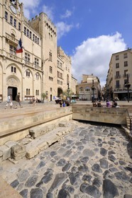 France, Aude (11), Narbonne, place de l'Hôtel de Ville, vestiges de la Voie Domitienne (Via Domitia) au pied du Palais des Archevêques