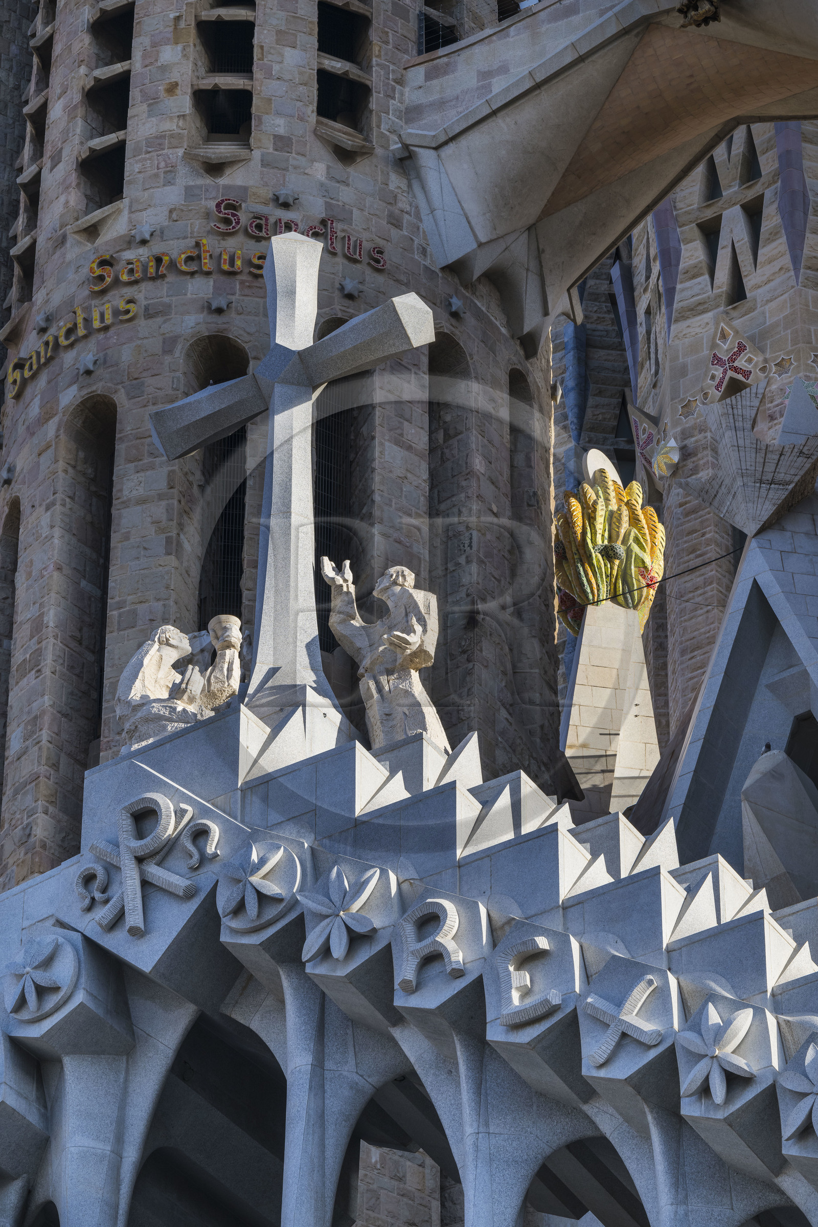 Espagne, Catalogne, Barcelone, quartier de l'Eixample, basilique de la Sagrada Familia de l'architecte du modernisme catalan Antoni Gaudi classée Patrimoine Mondial de l'UNESCO, la façade de la passion, la Croix Glorieuse