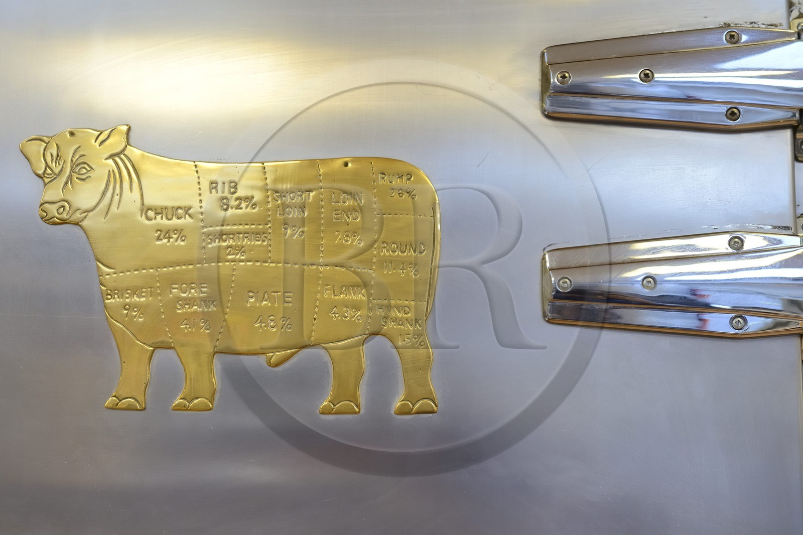 France, Rhône (69), Collonges-au-Mont-d'Or, Restaurant L'Auberge du Pont de Collonges de Paul Bocuse, trois étoiles au Guide Michelin depuis 1965, schéma d'un boeuf sur la porte d'un réfrigérateur France, Rhone, Collonges au Mont d'Or, Paul Bocuse Restaurant L'Auberge du Pont de Collonges, three Michelin stars since 1965, diagram of an ox on the refrigerator door