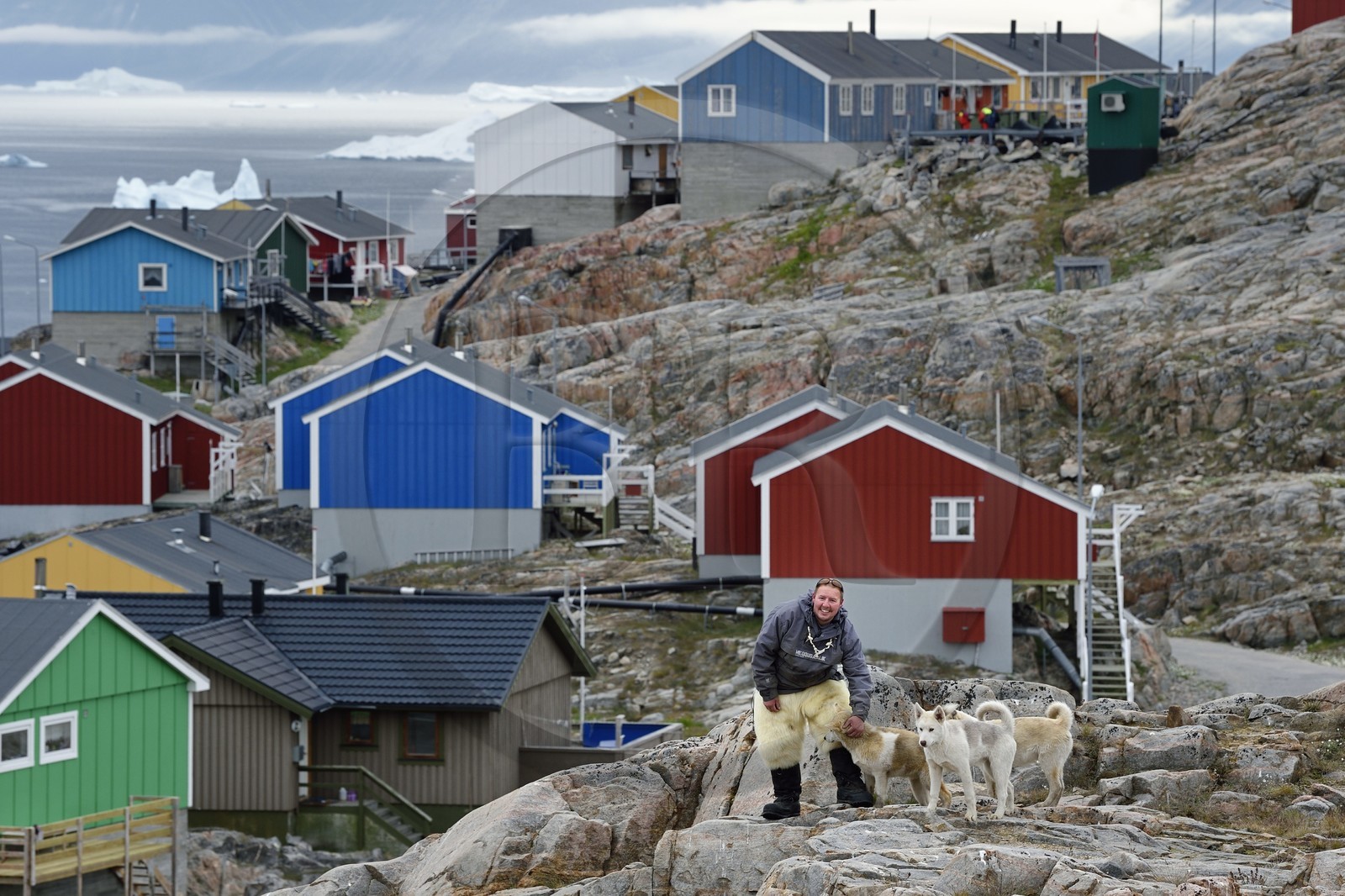 Groenland, cote ouest, Uummannaq, l'éleveur de chiens de traineau Malti Suulutsun