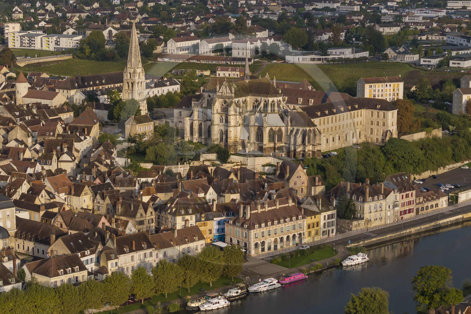 France, Yonne (89), Auxerre, l'abbaye Saint-Germain surplombant le quartier de la Marine et la Coulée verte cyclable en bordure de l'Yonne  qui longe le port (vue aérienne)