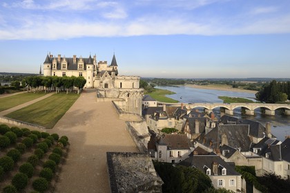 France, Indre et Loire, Amboise, Loire Valley listed as World Heritage by UNESCO, Chateau d'Amboise, the dwelling of the King and the Minimes Tower overhanging the Loire river