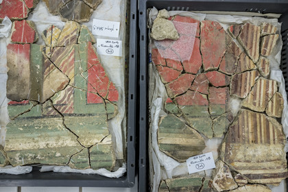 France, Bouches-du-Rhône (13), Arles, musée départemental Arles antique, salle d’étude du service archéologie, recherches des fouilles du site de l'ancienne verrerie de Trinquetaille sur la rive droite du Rhone, maison de la harpiste (entre 70 et 50 av. J.-C.), fragments de la peinture murale à fresque du décor de la chambre du premier étage adoptant du rouge vermillon avec le pigment le Cinabre le plus couteux du monde romain