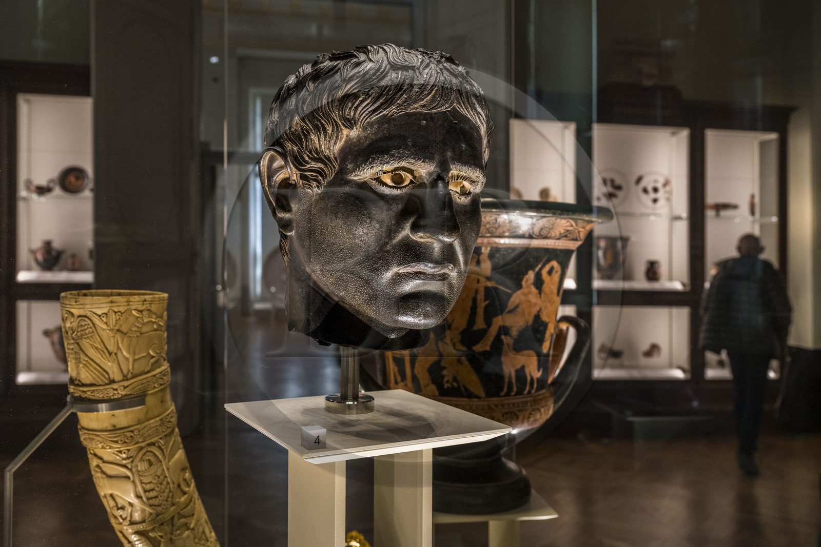 France, Paris (75), Bibliothèque Nationale de France, site Richelieu, la Salle de Luynes, portrait masculin, Abruzzes (Italie) entre 340 et 200 av J.-C., cette tête appartenait à une statue honorifique d'un noble du Samnium