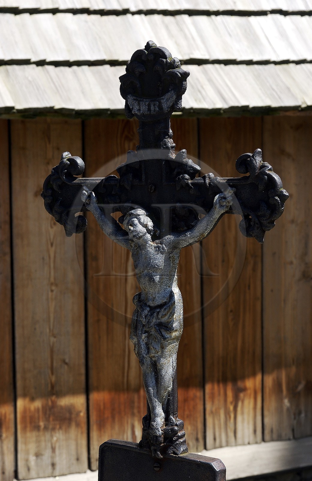Pologne, Petite Pologne, Carpates, Christ en croix devant l' église en bois Saint-Nicolas (15ème siècle) dans le village de Debno