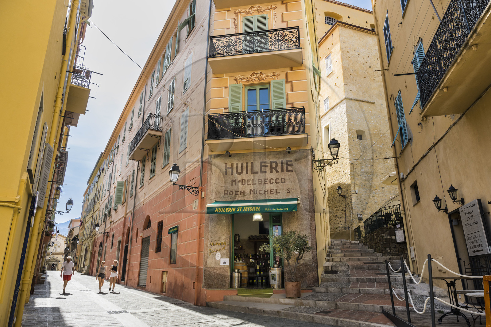 France, Alpes-Maritimes (06), Menton, la vieille ville, rue de Bréa au pied de la basilique