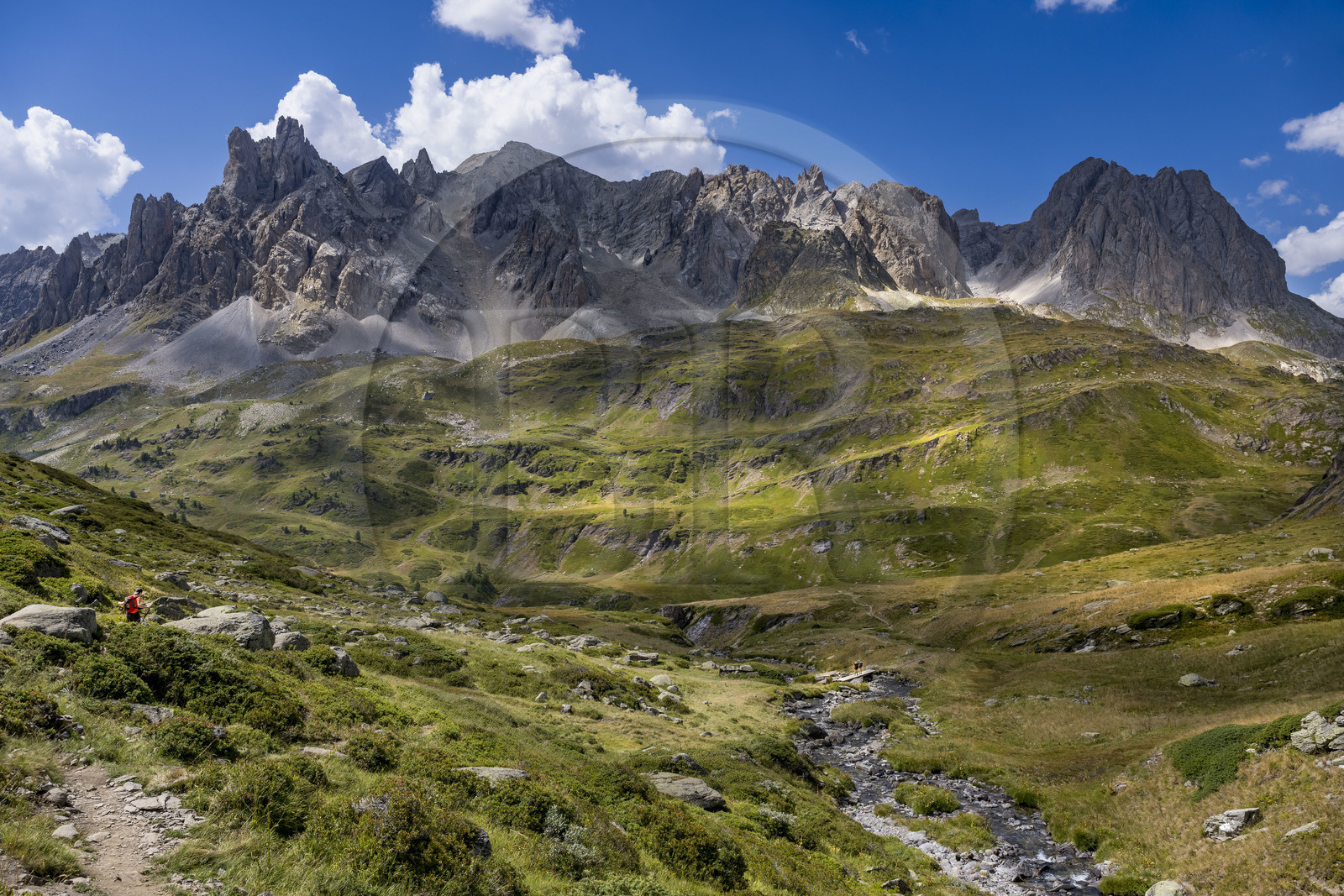 France, Hautes Alpes (05), le Briançonnais, Névache, randonneurs dans la haute vallée de la Clarée, le massif des Cerces en arrière-plan France, Hautes Alpes (05), le Briançonnais, Névache, randonneurs dans la haute vallée de la Clarée, le massif des Cerces en arrière-plan