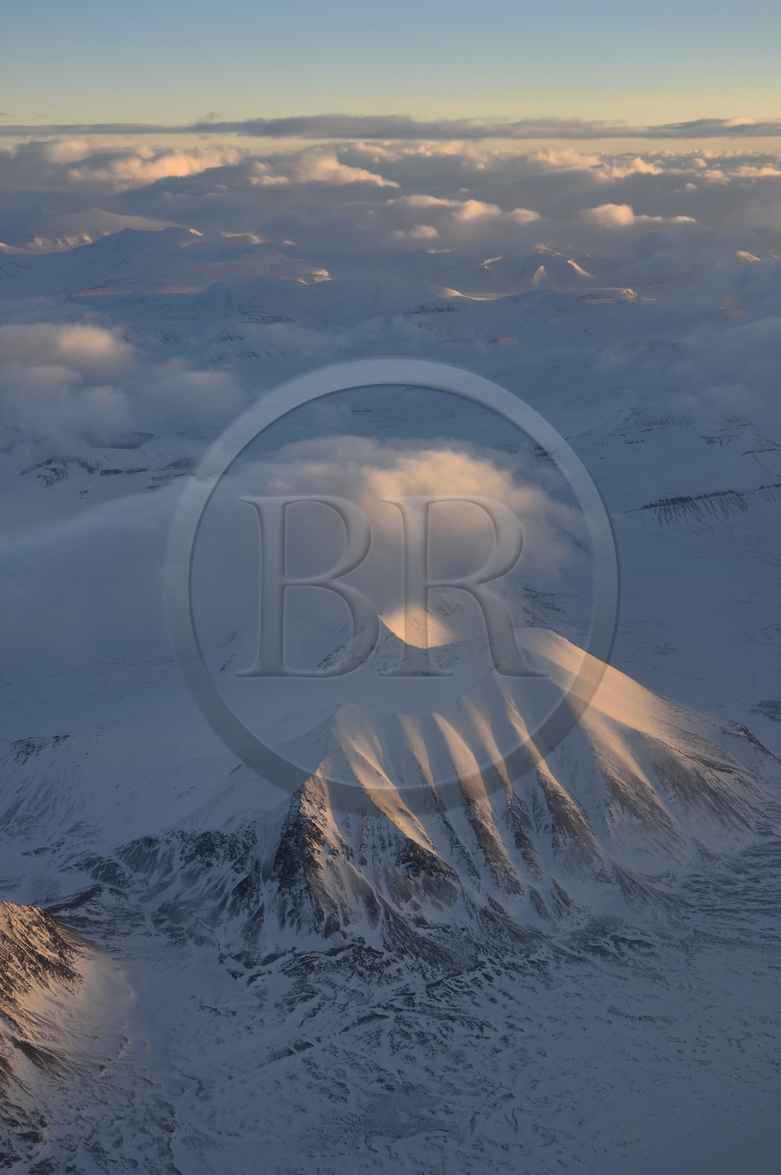 Norvège, Svalbard, Spitzberg, Longyearbyen, paysage glaciaire des montagnes de la région sud dans le parc national de Sør-Spitsbergen (vue aérienne)