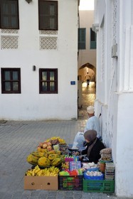 Sultanate of Oman, Muscat, old Muscat, Muttrah waterfront, fruit and vegetable vendors in the street