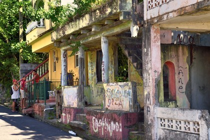Caraïbes, Ile de la Dominique, baie de Soufrière, dans la rue prinicipale du village de Soufrière