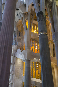 Espagne, Catalogne, Barcelone, quartier de l'Eixample, basilique de la Sagrada Familia de l'architecte du modernisme catalan Antoni Gaudi classée Patrimoine Mondial de l'UNESCO, un des deux escaliers en colimaçon du déambulatoire donnant accès à la partie supérieure du chœur