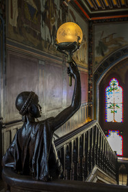 France, Pyrénées-Atlantiques (64), la côte du Pays-Basque, Hendaye, chateau d'Abbadia construit en 1870 par Eugène Viollet-le-Duc pour Antoine d'Abbadie d'Arrast, le grand escalier, statue porte-torchère représentant Abdullah ancien esclave ethiopien affranchi et mort sous la commune de Paris