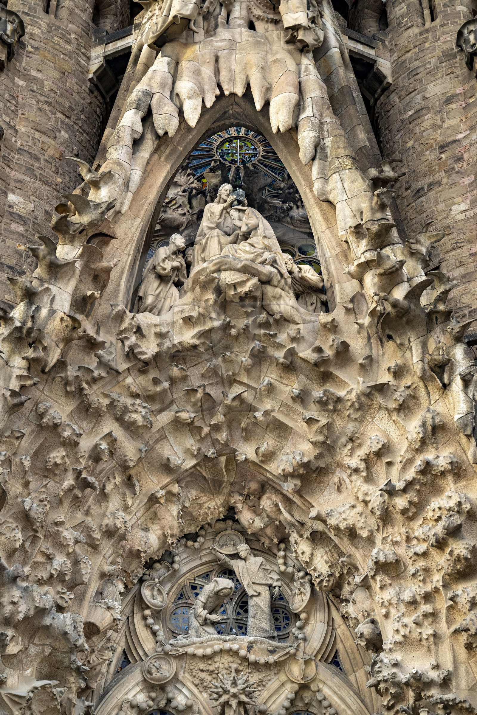 Espagne, Catalogne, Barcelone, quartier de l'Eixample, basilique de la Sagrada Familia de l'architecte du modernisme catalan Antoni Gaudi classée Patrimoine Mondial de l'UNESCO, façade de la Nativité et le couronnement de Marie