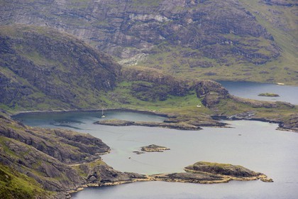 Royaume-Uni, Ecosse, Highland, Hébrides intérieures, Ile de Skye, bateau au mouillage dans le Loch na Cuilce au pied des montagnes Cuillins (vue aérienne)