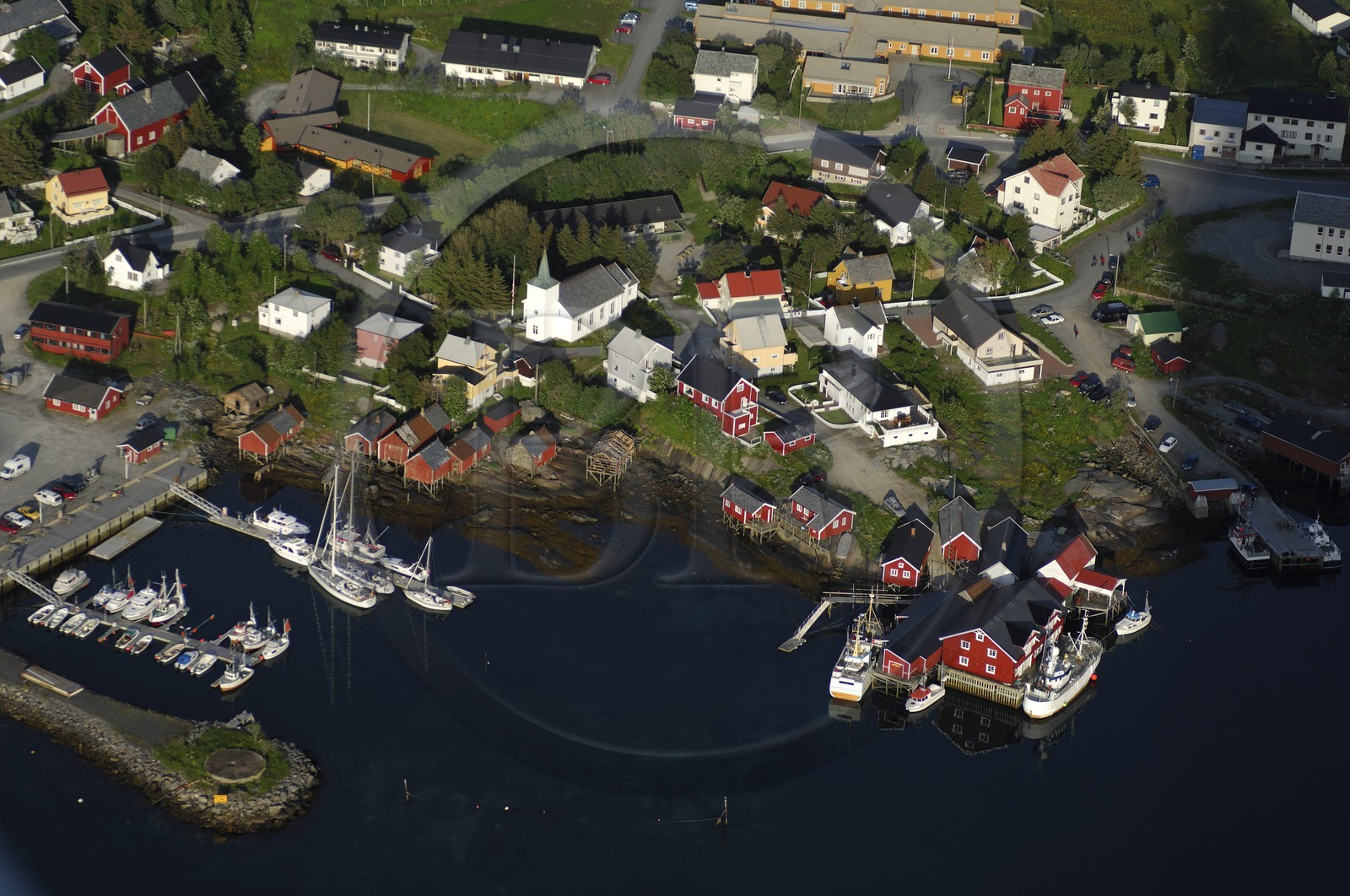 Norvège, Nordland, Iles Lofoten, Ile de Moskenes, village de pêcheurs de Reine (vue aérienne)