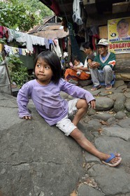 Philippines, province d'Ifugao, région de Banaue, village de Cambulo, fillette devant la maison familliale