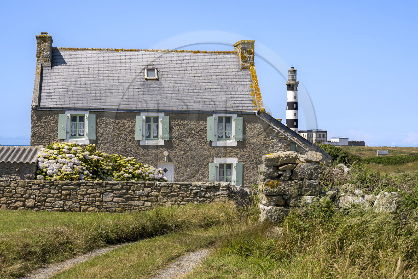 France, Finistère (29), Mer d'Iroise, Ile d'Ouessant, maison à Cost Ar Reun et le phare du Créac’h en arrière plan