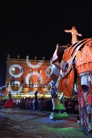 France, Meurthe-et-Moselle (54), Nancy, place Stanislas, le défilé de la Saint-Nicolas, Elephantasia et ses danseurs de la compagnie  Planète Vapeur