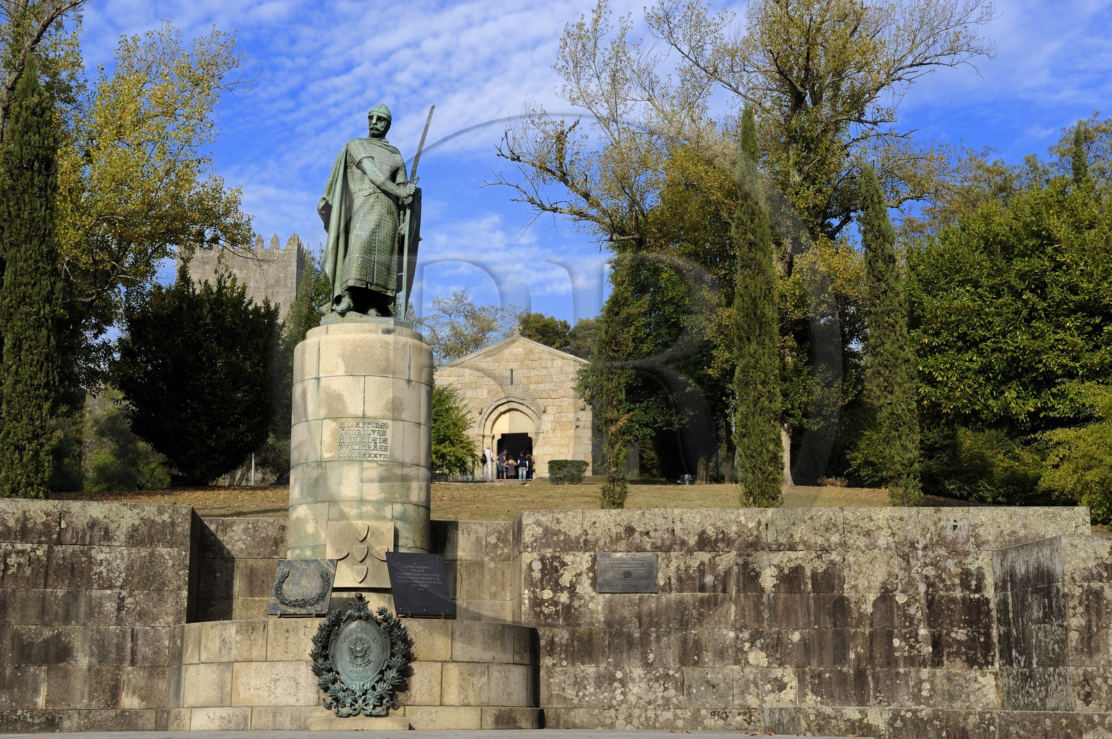 Portugal, région du Minho, Guimaraes, ville classée Patrimoine Mondial de l' UNESCO, statue du premier Roi portugais Alphonse Henriques devant l' Igreja de Sao Miguel do Castelo ( Eglise Saint Michel du Chateau)