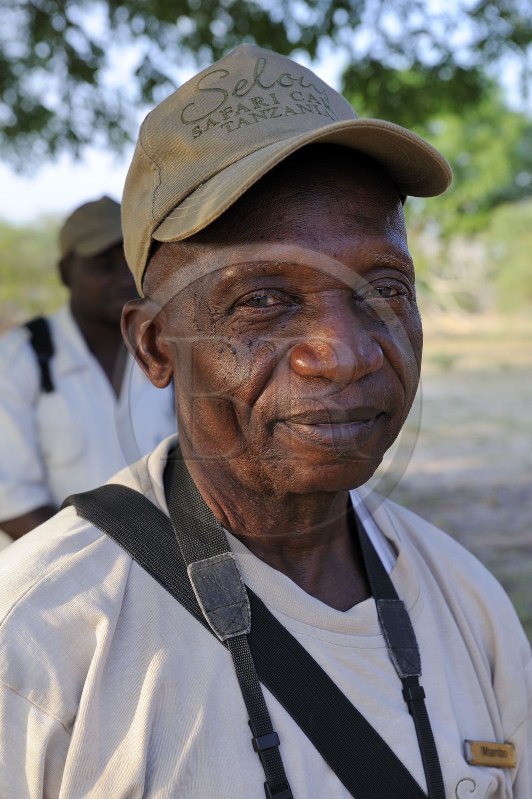 Tanzanie, Reserve de gibier de Selous une des plus grandes zones protégées au monde et inscrite sur la liste du patrimoine mondial de l’Unesco depuis 1982, Mtambo le ranger du Selous Camp