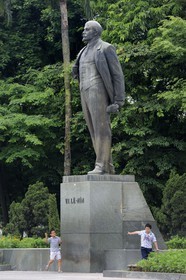 Vietnam, Hanoï, statue de Lénine face au musée de l'armée