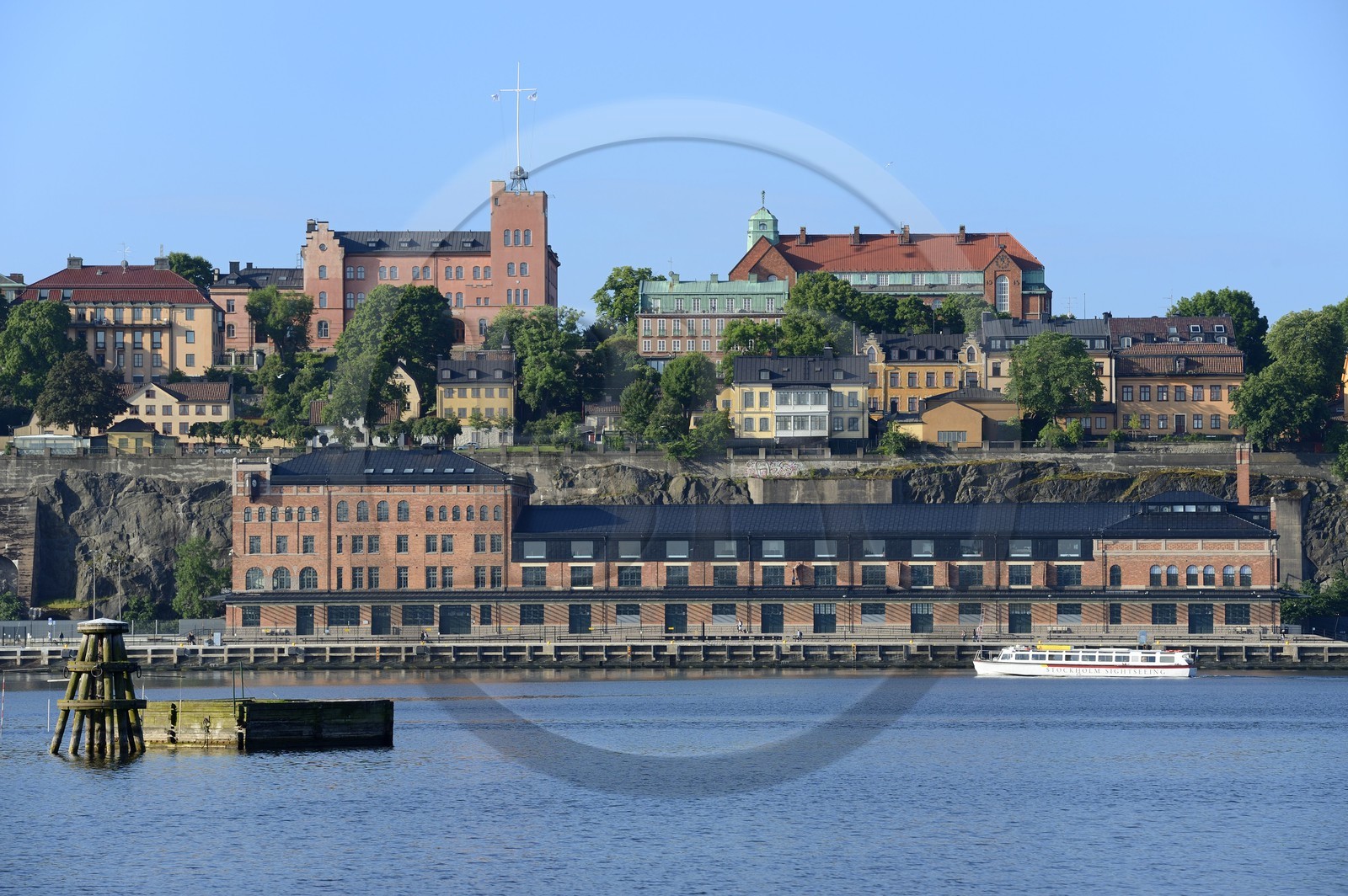 Suède, Stockholm, île de Södermalm, le Musée de la photographie Fotografiska installé sur les quais à Stadsgården dans un ancien bâtiment industriel de style Art Nouveau utilisé comme une maison de douane et datant de 1906