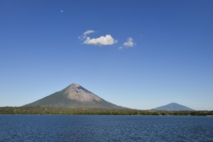 Nicaragua, Ile d'Ometepe sur le lac Nicaragua, le volcan Conception (1610 m) toujours en activité à gauche et le volcan Maderas à droite