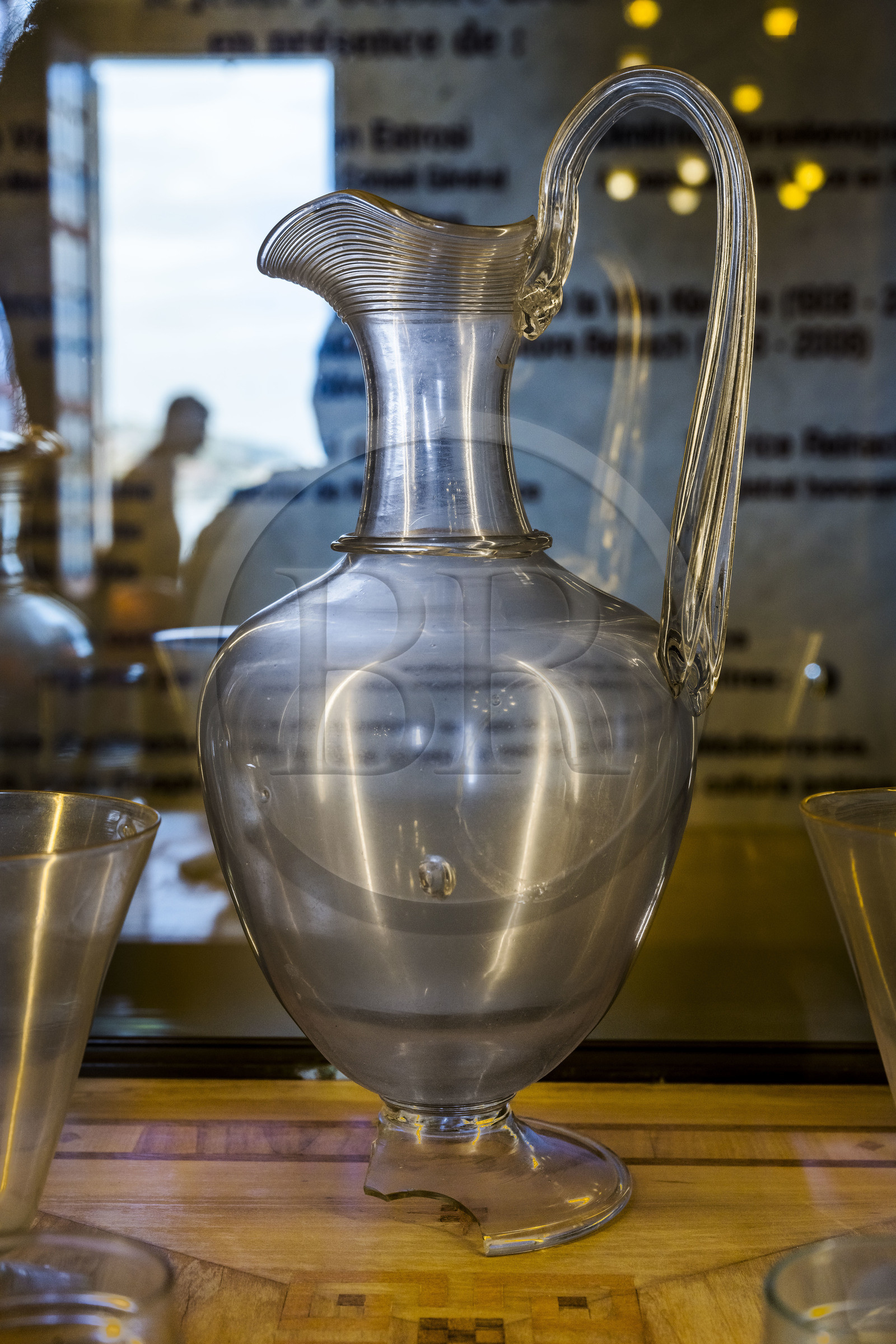 France, Alpes-Maritimes (06),  France, Alpes Maritimes (06), Beaulieu sur Mer, villa Kerylos de style neo-grec construite en 1908 par architecte Emmanuel Pontremoli, carafe en verre sur un modèle de la Grèce antique