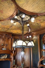 France, Meurthe-et-Moselle (54), Nancy, musée de l'Ecole de Nancy, salle à manger Masson de style Art Nouveau (1903-1906), mobilier et menuiseries par Eugène Vallin, panneaux de cuir et plafond de Victor Prouvé, le lustre