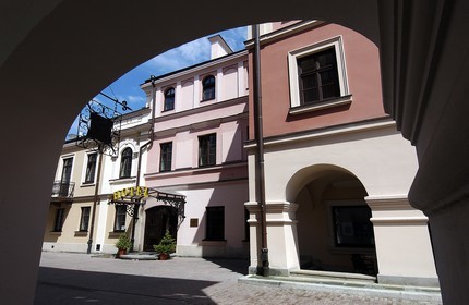 Poland, Lublin district, Renaissance city of Zamosc (Unesco World Heritage Site), passage under arcades of the Market Square and Zamojski Hotel